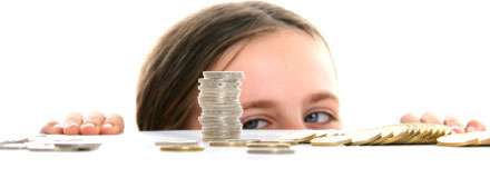 barn som tittar på pengar